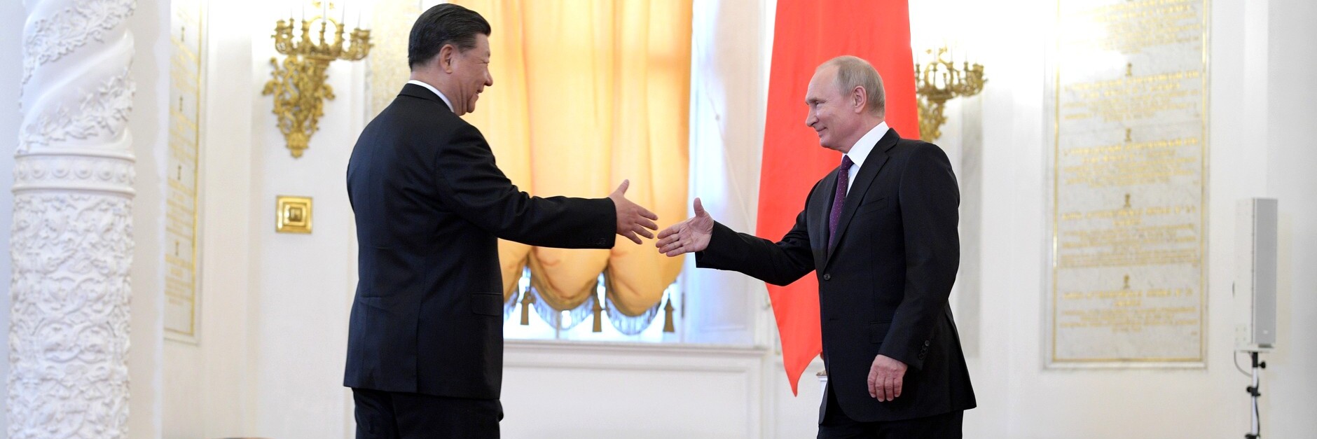 President Xi Jinping shaking hands with Vladimir Putin